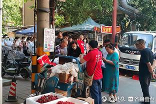 热刺女足赛前，张琳艳随队来到球场